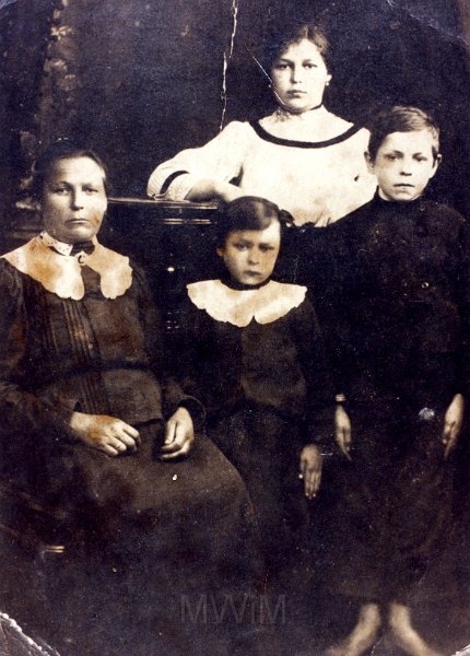 KKE 4548.jpg - Józefina Mackiewicz ze swoimi dziećmi. Od prawej: Władysław i Weronika. Za nimi stoi Helena, Wilno, 1915 r.